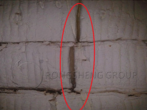 Gaps formed between ceramic fiber modules